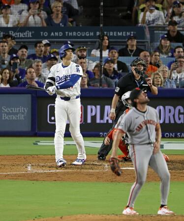 　５回、５２号３ランを放つ大谷。投手レイ（共同）