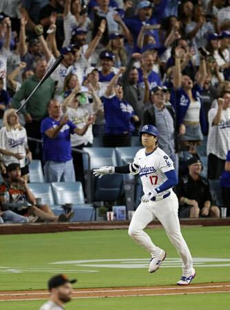 　５回、５２号３ランを放ち一塁へ向かう大谷（共同）