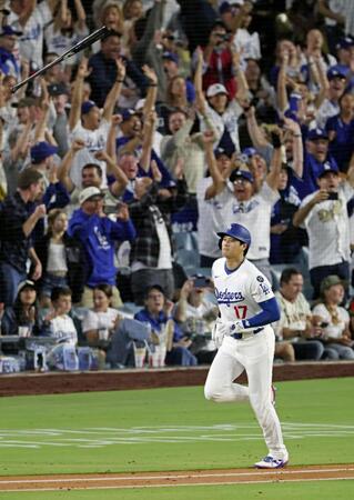 　５回、５２号３ランを放ち一塁へ向かう大谷（共同）