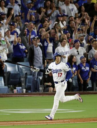 　５回、５２号３ランを放ち一塁へ向かう大谷（共同）