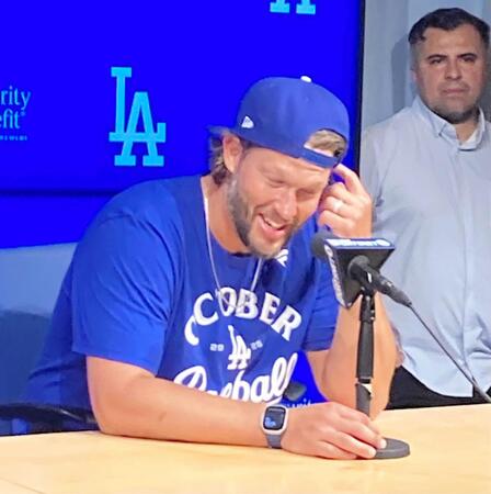 　試合後、会見で報道陣の質問に答えるカーショー（撮影・小林信行）