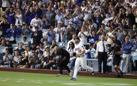 　１回、マウンドに向かうドジャースのカーショー（共同）