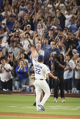 　５回途中で降板し、観客の歓声に応えるカーショー（共同）