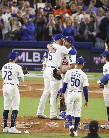 　５回途中で降板となり、フリーマン（５）とハグするカーショー（共同）