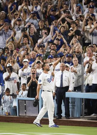 　ジャイアンツ戦の５回途中で降板し、観客の歓声に応えるカーショー（共同）