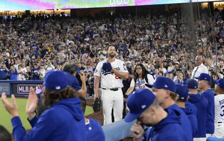 　ジャイアンツ戦の５回途中で降板し、観客の歓声に応えるカーショー（共同）