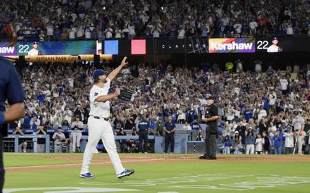 　５回途中で降板し、観客の歓声に応えるカーショー（共同）