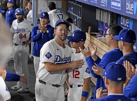 　ジャイアンツ戦の５回途中で降板し、ベンチで迎えられるカーショー（共同）