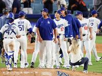 　ジャイアンツに勝利しチームメートを迎えるドジャース・大谷（１７）とカーショー（左隣）＝共同