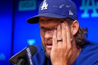 　会見で涙を見せるカーショー（提供：ＡＰ/アフロ）