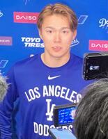 　試合後、カーショーについて思いを語る山本（撮影・小林信行）