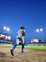 　４回、マウンドに向かう今永（共同）