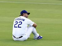 　登板前の準備を行うカーショー（共同）