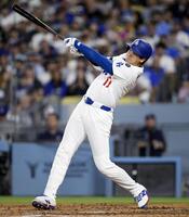 　３回、中飛に倒れる・大谷（共同）