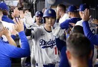 　５回、５２号３ランを放ちベンチで迎えられる大谷（共同）