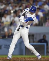 　５回、５２号３ランを放つ大谷（共同）