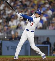 　５回、５２号３ランを放つ大谷（共同）