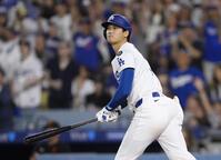 　ジャイアンツ戦の５回、52号３ランを放つ大谷（共同）