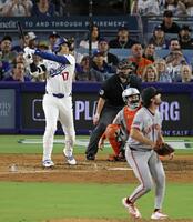　５回、５２号３ランを放つ大谷。投手レイ（共同）