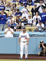 　登板前のウオーミングアップを始めるカーショー（共同）