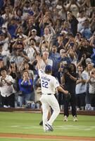 　５回途中で降板し、観客の歓声に応えるカーショー（共同）