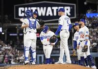 　ジャイアンツ戦の５回途中で降板となり、捕手ラッシングとハグするカーショー（共同）