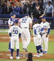 　５回途中、ロバーツ監督（右端）から降板を告げられるカーショー（２２）＝共同