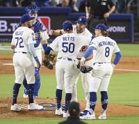 　５回途中で降板となり、ベッツ（５０）とハグするカーショー（共同）