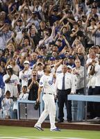 　ジャイアンツ戦の５回途中で降板し、観客の歓声に応えるカーショー（共同）