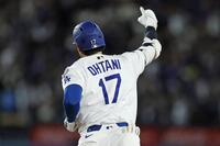 　ジャイアンツ戦の５回、52号３ランを放ち塁を回る大谷（ゲッティ＝共同）