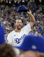 　ジャイアンツ戦の５回途中で降板し、観客の歓声に応えるカーショー（共同）