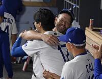 　５回途中で降板し、ベンチで大谷（１７）と抱き合うカーショー（共同）