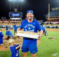 　試合後、記念のプレートを持ち笑みを浮かべるカーショー（ロサンゼルス・ドジャース提供）