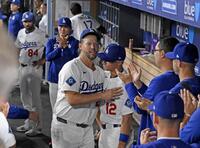 　ジャイアンツ戦の５回途中で降板し、ベンチで迎えられるカーショー（共同）