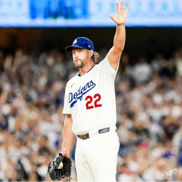 カーショーの恋人”もスタンドに ド軍ユニ姿で中継に登場 ファン大興奮