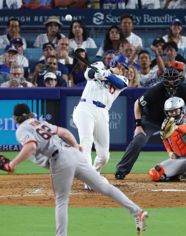 　６回、二塁打を放つ大谷（共同）