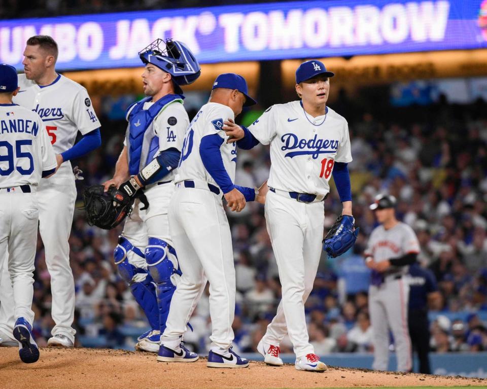 　６回途中、降板するドジャース・山本（右端）＝共同