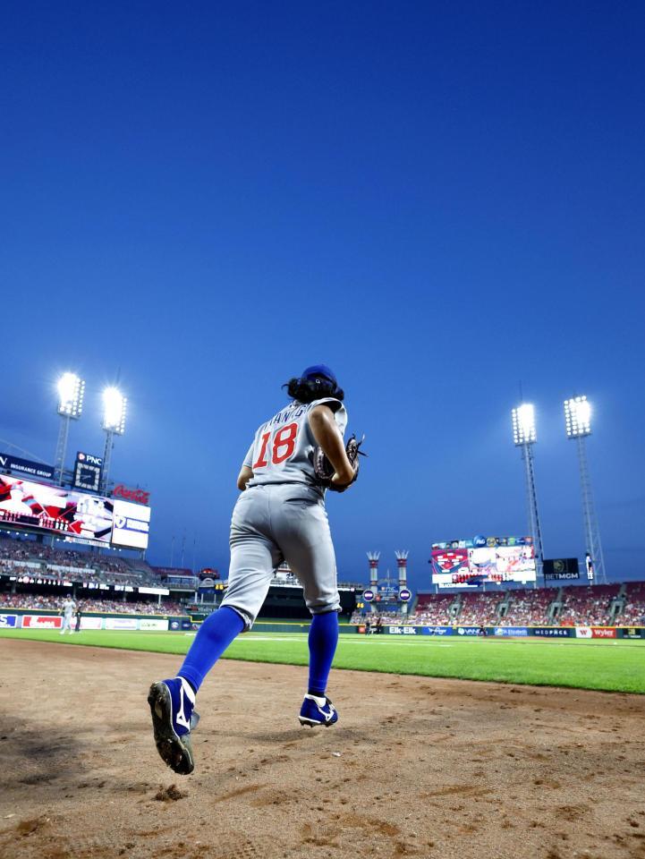 　４回、マウンドに向かう今永（共同）