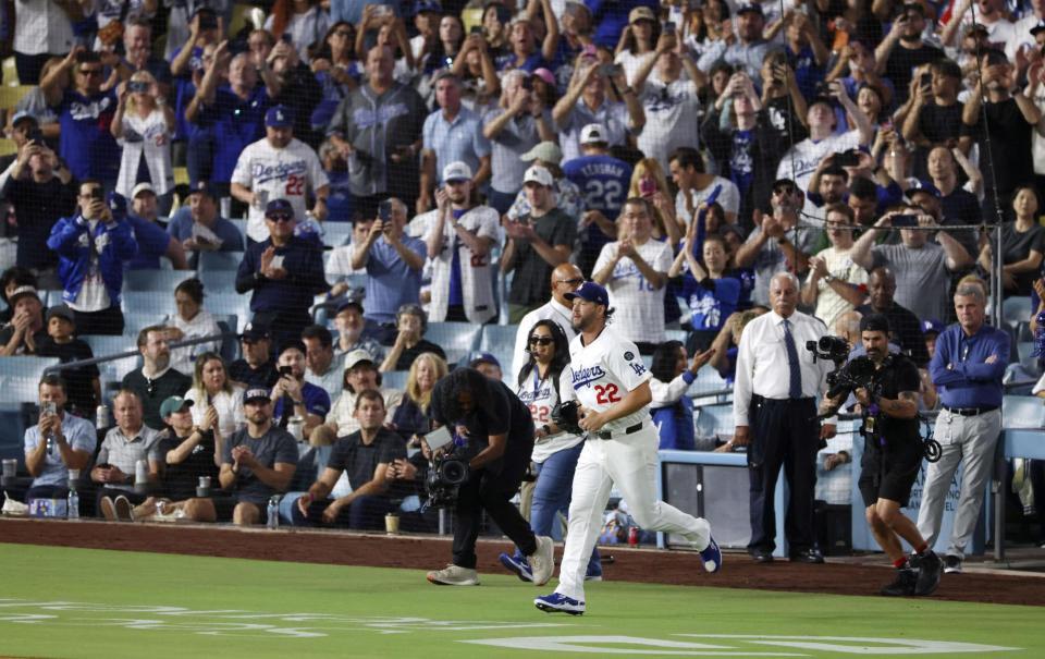 　１回、マウンドに向かうドジャースのカーショー（共同）