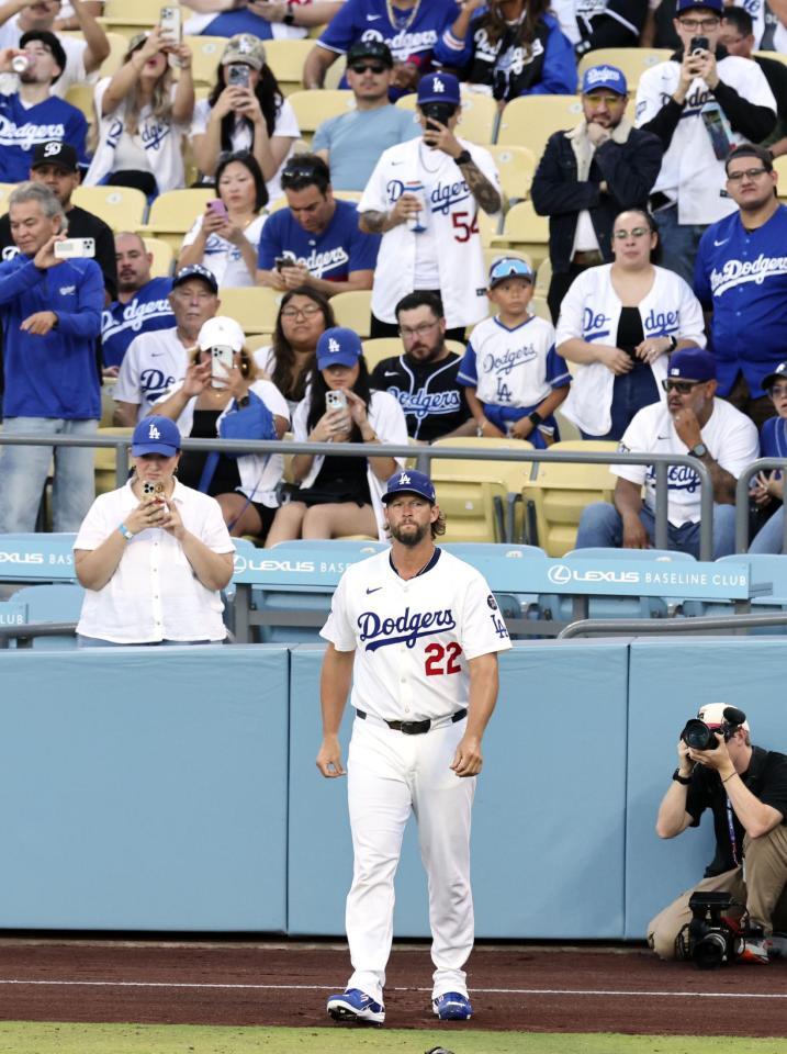 　登板前のウオーミングアップを始めるカーショー（共同）