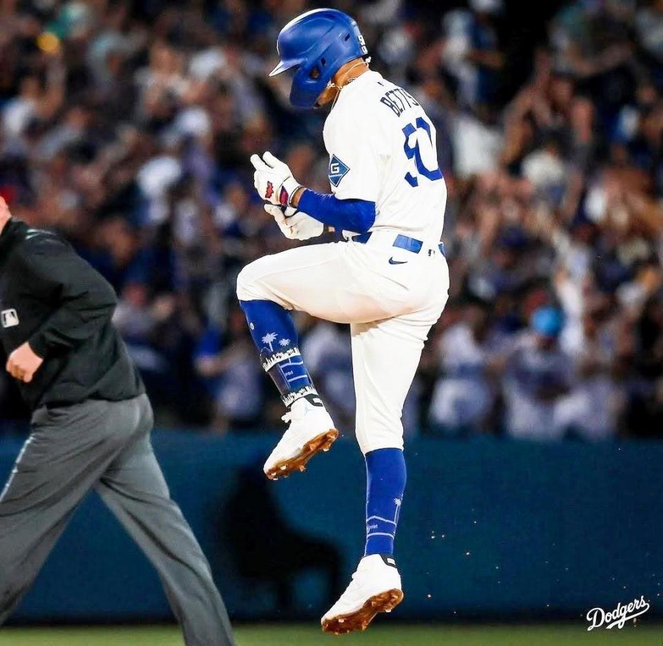 　５回、２者連続アーチを放ち感情を爆発させるベッツ（ロサンゼルス・ドジャース提供）