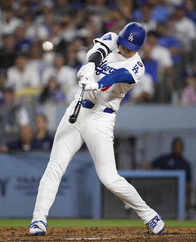 　５回、５２号３ランを放つ大谷（共同）