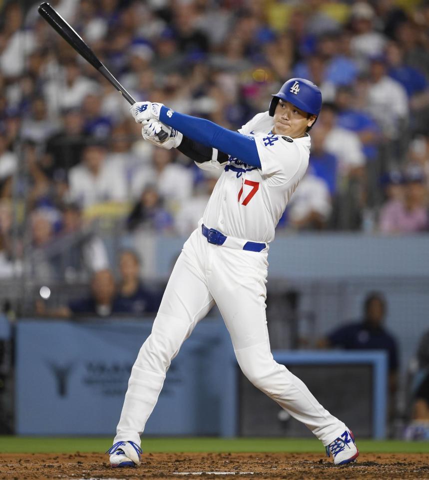 　５回、５２号３ランを放つ大谷（共同）