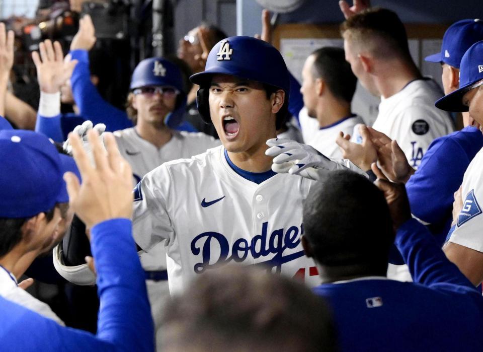 　５回、５２号３ランを放ちベンチで迎えられる大谷（共同）