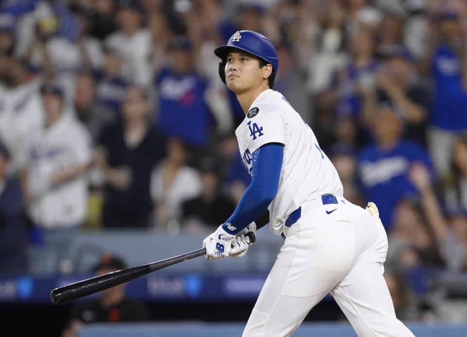 　ジャイアンツ戦の５回、52号３ランを放つ大谷（共同）