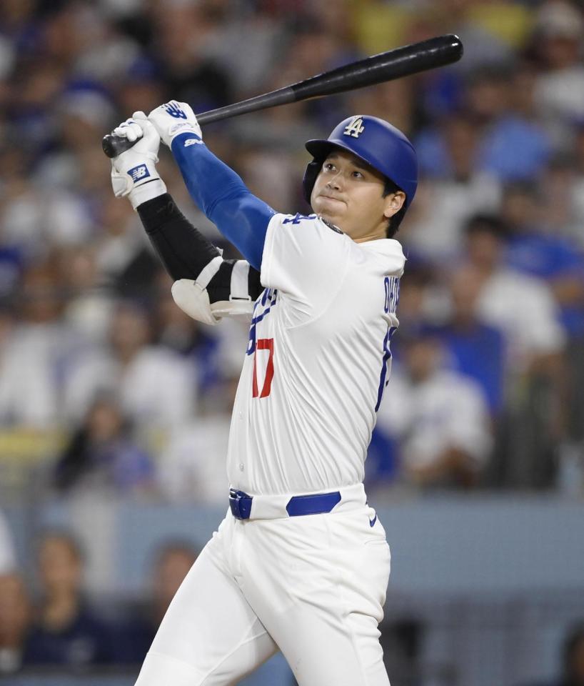 　５回、５２号３ランを放つ大谷（共同）