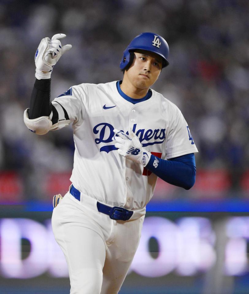 　５回、５２号３ランを放ち塁を回る大谷（共同）