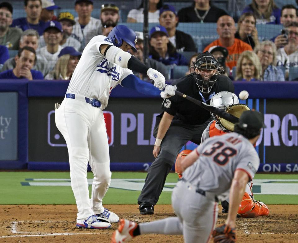 　５回、５２号３ランを放つ大谷。投手レイ（共同）