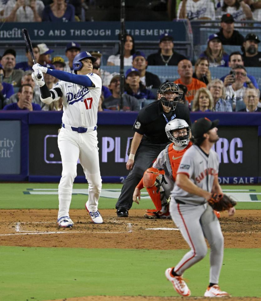 　５回、５２号３ランを放つ大谷。投手レイ（共同）