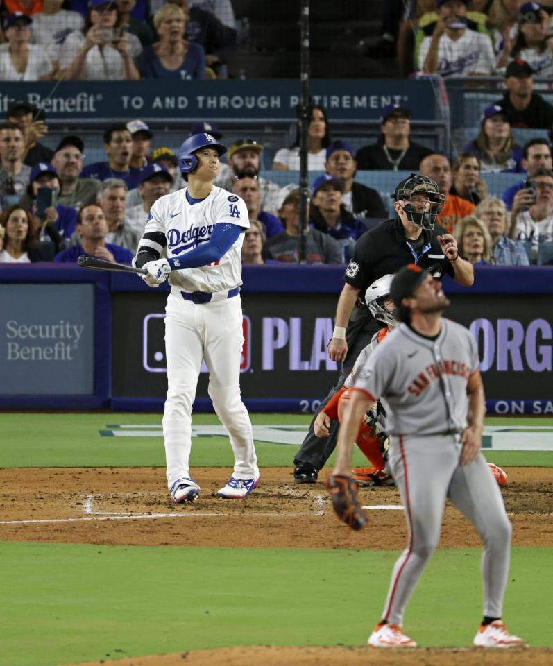 　５回、５２号３ランを放つ大谷。投手レイ（共同）